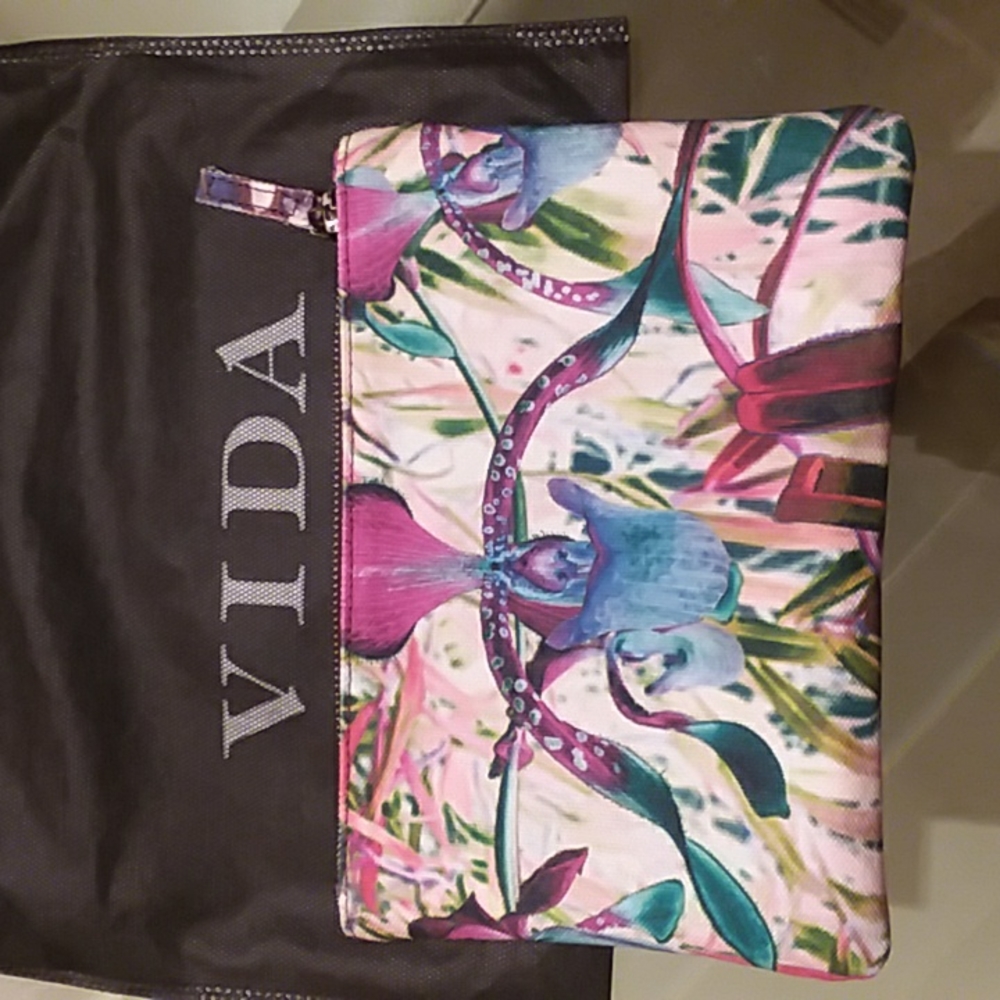 VIDA carry-all bag with beautiful painting.